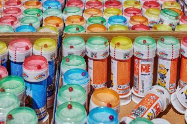 Berlin, Almanya - 22 Haziran 2022: Sabun köpükleri için çeşitli renkli kaplar satan satışlar.