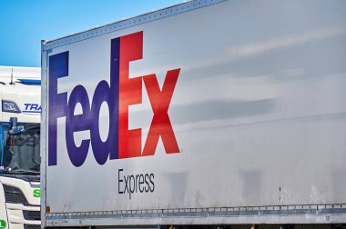 Grossbeeren, Almanya - 21 Haziran 2022: Küresel lojistik şirketinin sevkiyat merkezi yakınlarındaki bir FedEx logosuna bakın.
