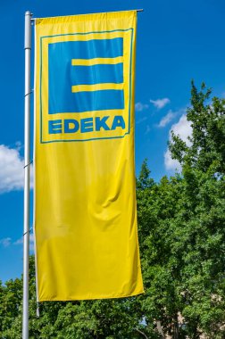 Berlin, Almanya - 2 Temmuz 2022: Berlin, Almanya 'da gıda, içecek ve ev eşyaları için süpermarket Edeka bayrağı.