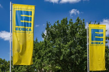 Berlin, Almanya - 2 Temmuz 2022: Berlin, Almanya 'da gıda, içecek ve ev eşyaları için süpermarket Edeka' nın bayrakları.