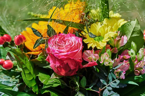 四季折々の庭園の花々から集められた 太陽の下でカラフルな花束 — ストック写真