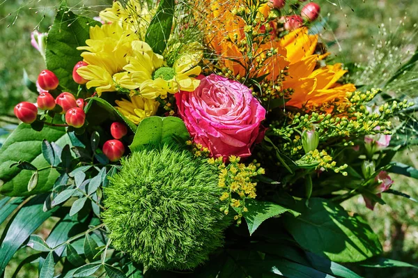 四季折々の庭園の花々から集められた 太陽の下でカラフルな花束 — ストック写真