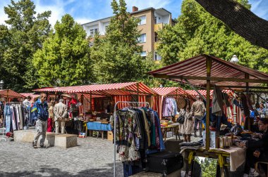 Berlin, Almanya - 17 Temmuz 2022: Berlin Kreuzberg 'deki Bergmannstrasse Mahallesi' nde giysi ve biblo pazarı.