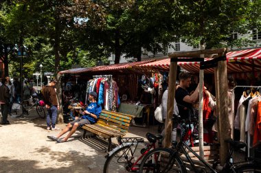 Berlin, Almanya - 17 Temmuz 2022: Berlin Kreuzberg 'deki Bergmannstrasse Mahallesi' nde giysi ve biblo pazarı.