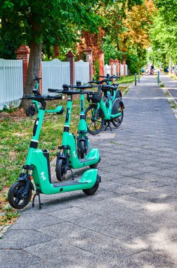 Berlin, Almanya - 29 Temmuz 2022: Berlin 'de elektrikli motosiklet ve motosikletler.