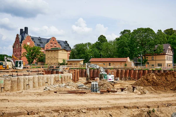 Berlin, Almanya - 5 Ağustos 2021: Berlin, Almanya 'nın güneyindeki yeni Dresden demiryolu hattında inşaat alanı. 
