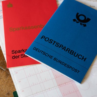 Berlin, Almanya - 25 Temmuz 2022: Çeşitli bankalardan eski tasarruf kitaplarına bakın.