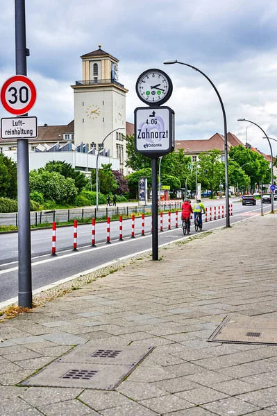 Berlin Germany May 2022 Cyclists Protected Bike Lane Main Street — Zdjęcie stockowe