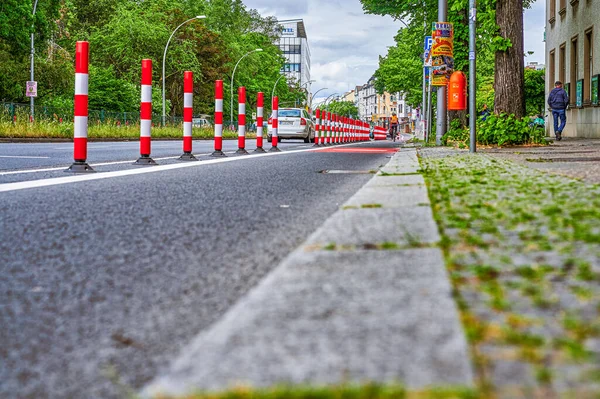 Berlin Germany May 2022 Cyclist Protected Bike Lane Main Street Rechtenvrije Stockafbeeldingen