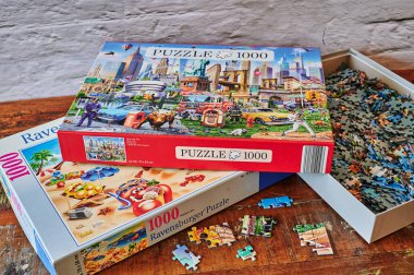 Berlin, Almanya - 12 Eylül 2022: Yapboz manzaralı iki kutu yapboz.