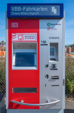 Berlin, Almanya - 4 Eylül 2022: Deutsche Bahn ve yerel toplu taşımacılık için bilet makinesi.