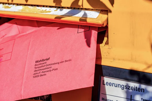 베를린 2021 선거를 편지를 던지다 — 스톡 사진