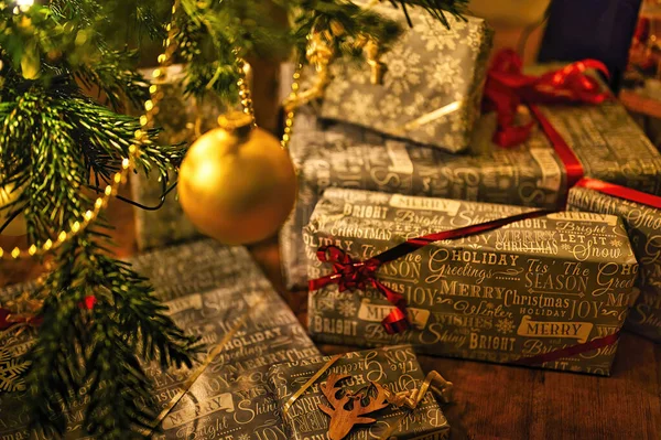 Рождественская Сцена Украшениями Подарками Елкой Фокус Находится Переднем Плане — стоковое фото