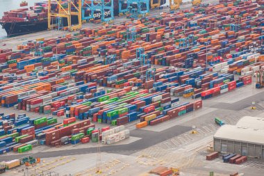 Barselona, İspanya - 31 Ağustos 2021: Barcelona limanında kargo konteynerleri ve vinçler.