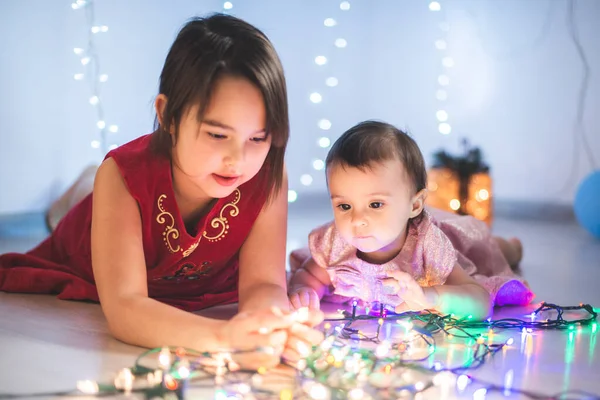 Маленькие Сестры Веселятся Дома Рождественскими Огнями — стоковое фото