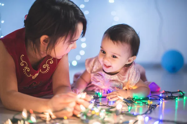 Küçük Kız Kardeşler Evde Noel Işıklarıyla Eğleniyorlar — Stok fotoğraf