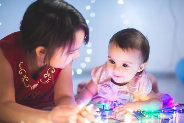 Kleine Schwestern Haben Spaß Hause Mit Weihnachtsbeleuchtung — Stockfoto