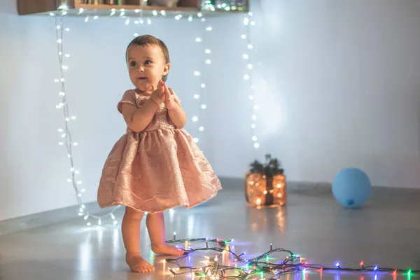 Klein Meisje Spelen Met Kerstverlichting — Stockfoto