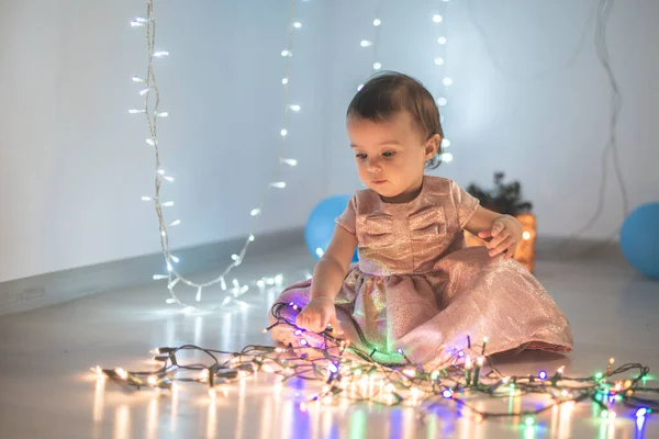 Dziewczynka Bawi Się Lampkami Świątecznymi — Zdjęcie stockowe