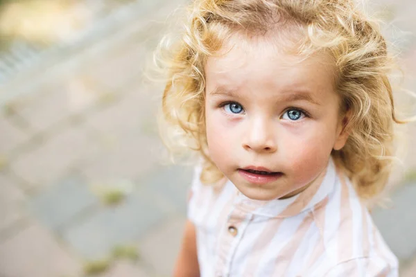 Snygg Pojke Med Blå Ögon Och Lockigt Blont Hår — Stockfoto