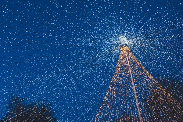 Kış Mevsiminin Ortasında Mavi Saatte Noel Kemeri — Stok fotoğraf