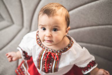 Geleneksel Romen halk kostümü giymiş şirin küçük kız.