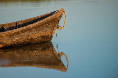 Gölde eski bir balıkçı teknesi