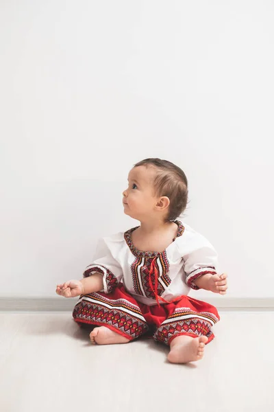 Χαριτωμένο Κοριτσάκι Ντυμένο Παραδοσιακή Ρουμανική Λαϊκή Φορεσιά — Φωτογραφία Αρχείου