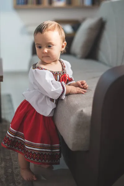 漂亮的小女孩穿着传统的罗马尼亚民族服装 — 图库照片