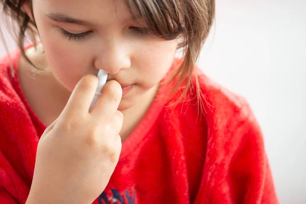 Profylaktisk Behandling Med Nässpray För Barn För Att Förebygga Infektion — Stockfoto