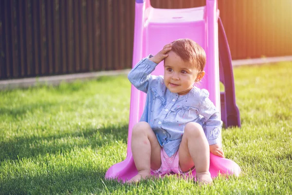 Pouco Bonito Menina Jogar Slide Fazer Grimace Enquanto Ela Joga — Fotografia de Stock