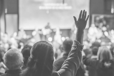 Kilise ayininde Tanrı 'ya şükreden insanların elleri havada.