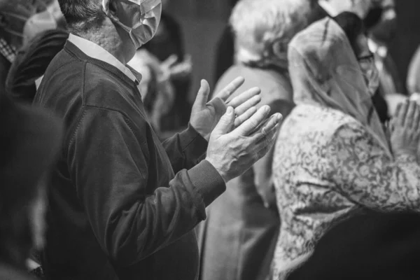 Γέρος Σηκώνει Χέρι Του Ενώ Δοξάζει Τον Θεό Στην Εκκλησία — Φωτογραφία Αρχείου