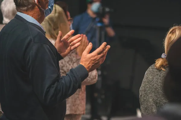 Anciano Levanta Mano Mientras Alaba Dios Servicio Iglesia —  Fotos de Stock