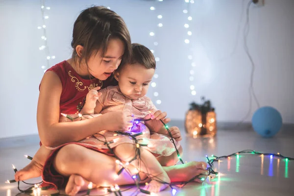 Kleine Zusjes Hebben Plezier Thuis Met Chrismass Lichten — Stockfoto