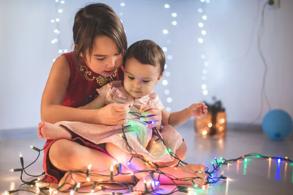 Kleine Zusjes Hebben Plezier Thuis Met Chrismass Lichten — Stockfoto