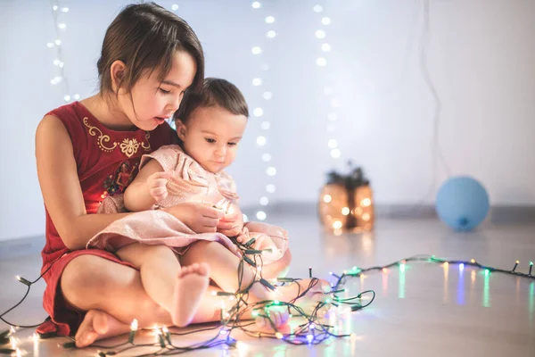 Kleine Zusjes Hebben Plezier Thuis Met Chrismass Lichten — Stockfoto