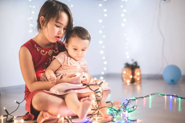 Kleine Zusjes Hebben Plezier Thuis Met Chrismass Lichten — Stockfoto