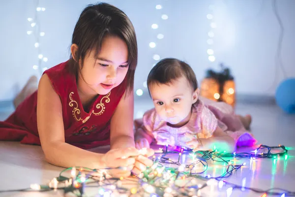 Kleine Schwestern Haben Spaß Hause Mit Weihnachtsbeleuchtung — Stockfoto