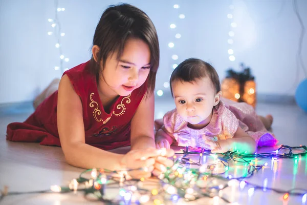 Młodsze Siostry Bawią Się Domu Światłami Bożonarodzeniowymi — Zdjęcie stockowe