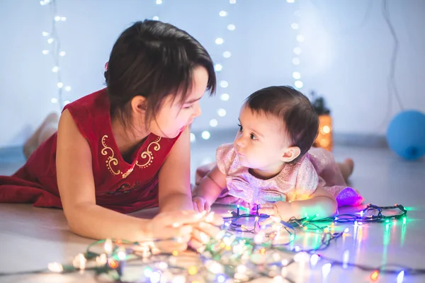 Küçük Kız Kardeşler Evde Noel Işıklarıyla Eğleniyorlar — Stok fotoğraf