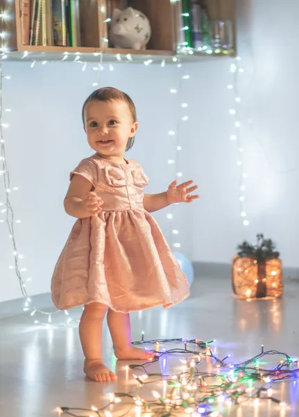 Küçük Kız Noel Işıklarıyla Oynuyor — Stok fotoğraf