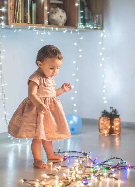 Petite Fille Jouer Avec Les Lumières Noël — Photo