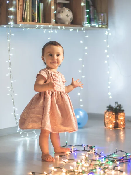 Malá Dívka Hrát Vánoční Světla — Stock fotografie
