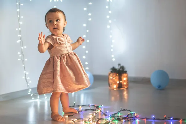 Little Girl Play Christmas Lights — Stock Photo, Image