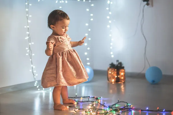 女の子遊びますクリスマスライト — ストック写真