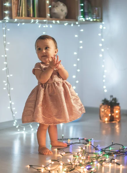Kleines Mädchen Spielt Mit Weihnachtsbeleuchtung — Stockfoto
