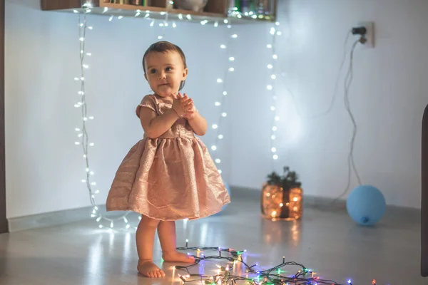 Petite Fille Jouer Avec Les Lumières Noël — Photo
