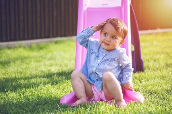 Pouco Bonito Menina Jogar Slide Fazer Grimace Enquanto Ela Joga — Fotografia de Stock