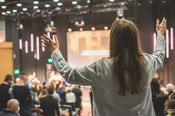 Manos Aire Una Mujer Que Alaba Dios Servicio Iglesia — Foto de Stock